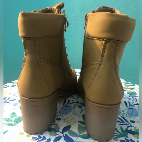 NWT Tan boots purchased from Windsor- size 10 - Picture 9 of 9